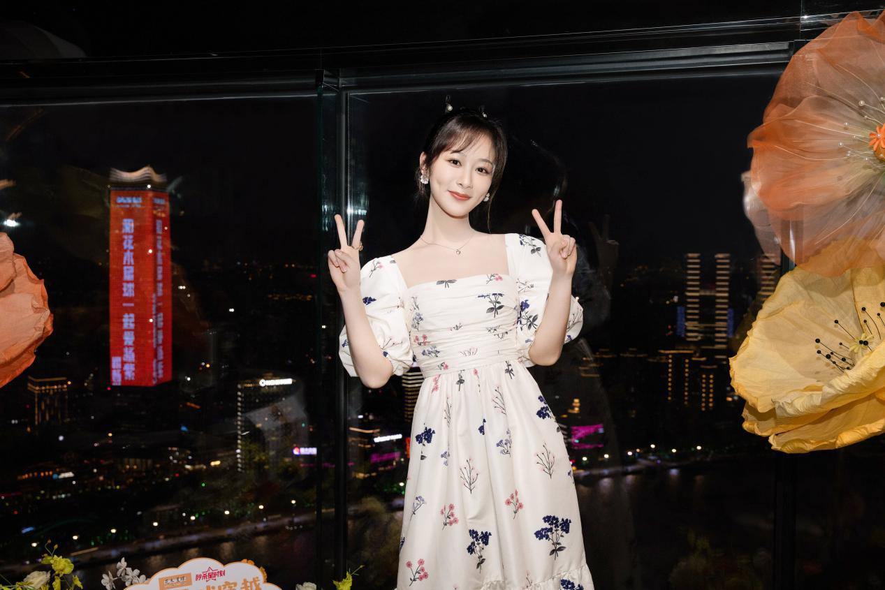 时尚圈的奇葩大喵|杨紫不愧是百搭女孩，和黄子韬也搭出cp感，初恋脸真不是说说而已
