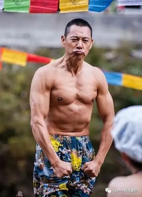 张丰毅|小鲜肉赤身与老兵比赛，身材差距引发争议！网友：白斩鸡