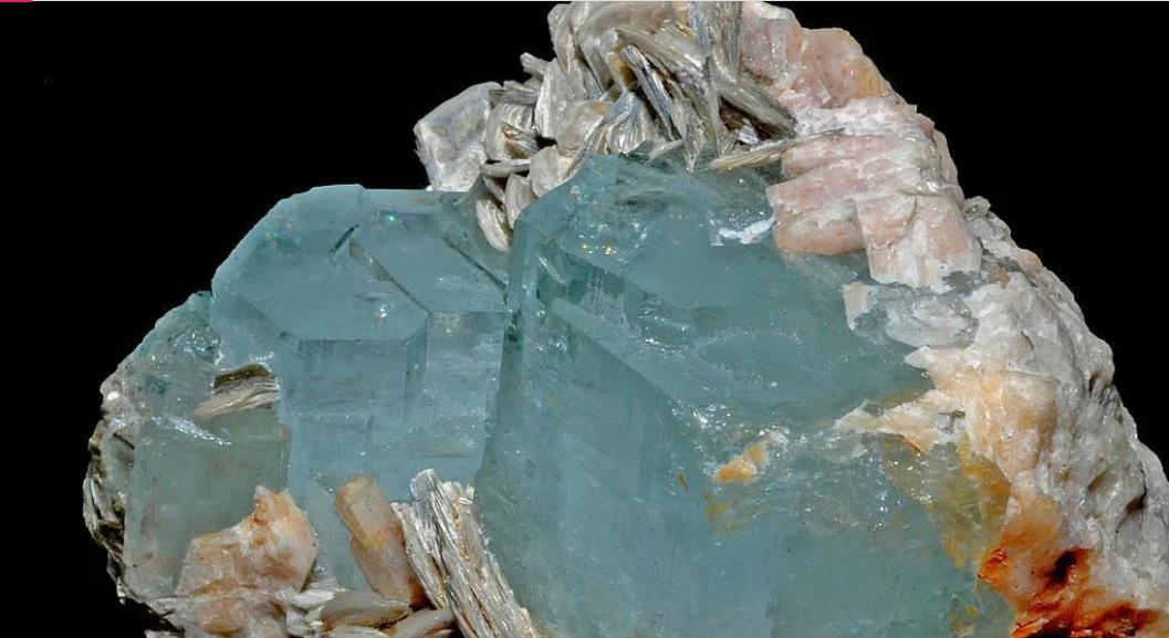 当年的明月 这俩王室的海蓝宝石项链好像，斯蒂芬妮戴上有感觉，荷兰的有情调