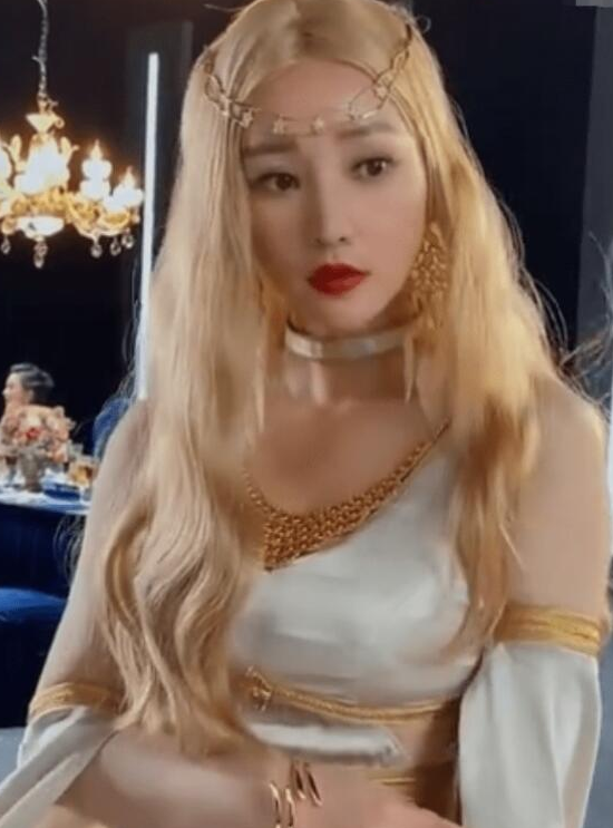 雅典娜|柳岩Cos雅典娜引热议，看完沫子的Cos大作，网友大赞：不分上下