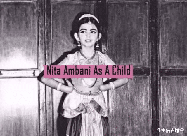 印度 印度首富之妻一脸旺夫相，帮丈夫争遗产，穿粉裙扮嫩鼻子挂祖母绿