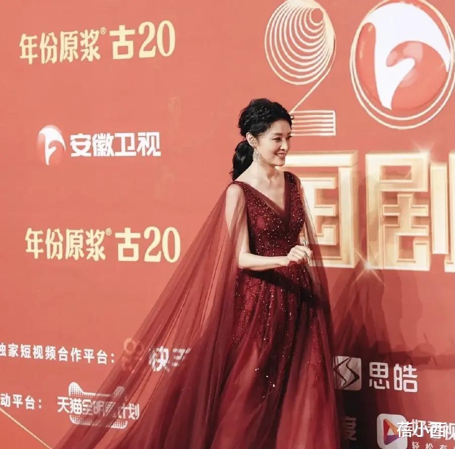 蓓小西|周涛气质独特又一绝，穿红色连衣裙展现优越气质，薄纱裙仙气飘飘