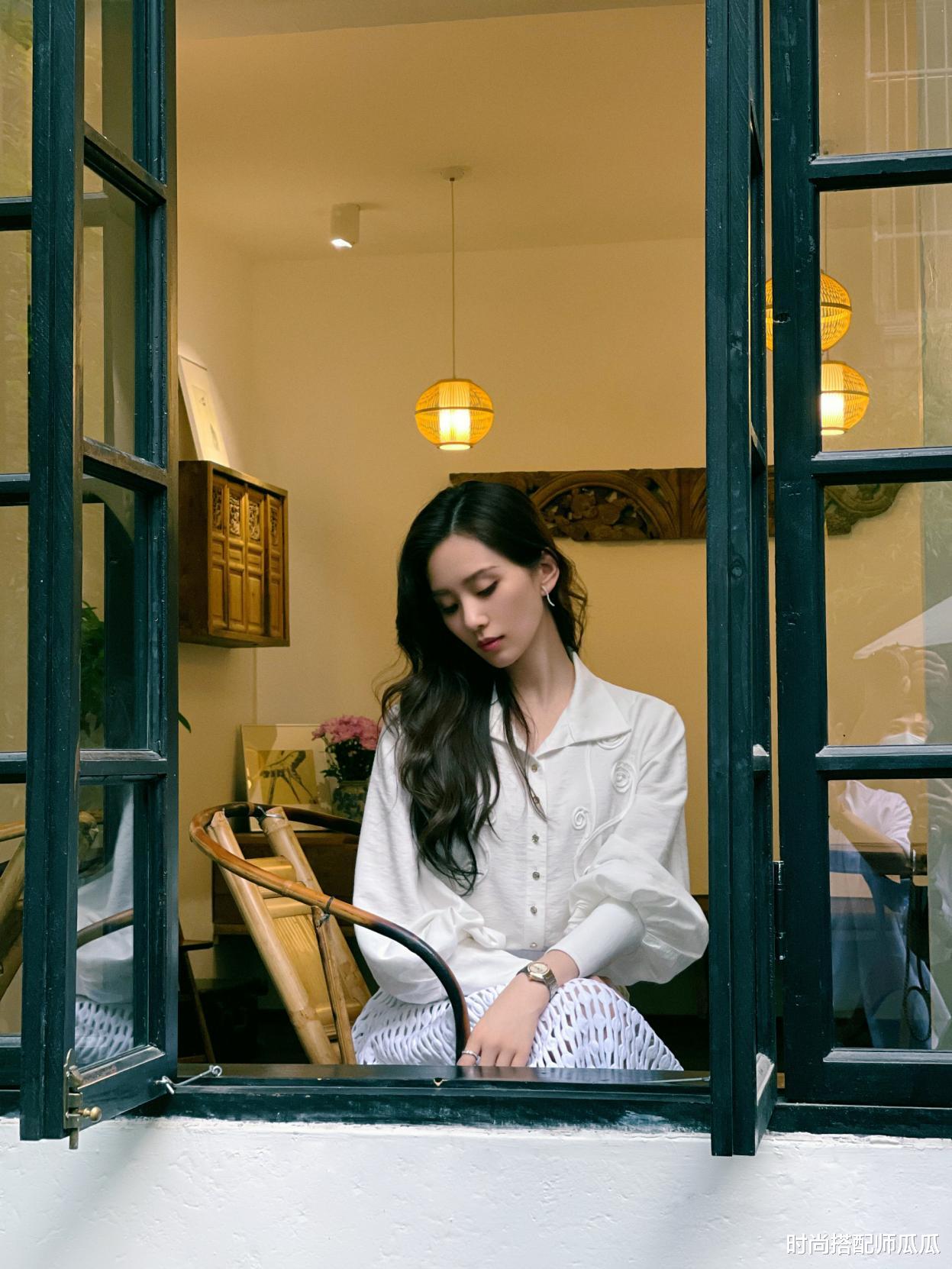 时尚搭配师瓜瓜|?刘诗诗状态大不如前了，穿白衬衫气质不俗，但法令纹暴露真实情况