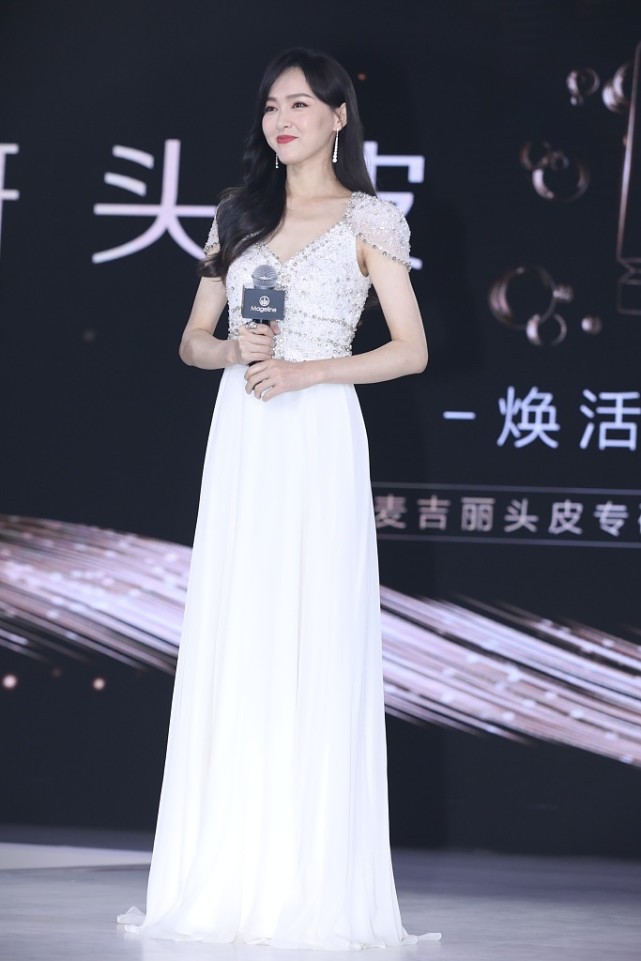 明星素颜|唐嫣签下新代言，剪“AI短发”梦回赵默笙，穿一身紫色看着太精致