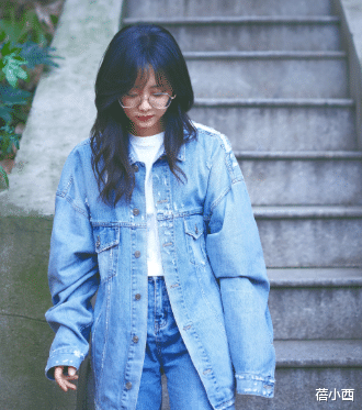 蓓小西 谭松韵“娃娃脸”真占便宜，穿牛仔套装尽显青春感，像个高中生