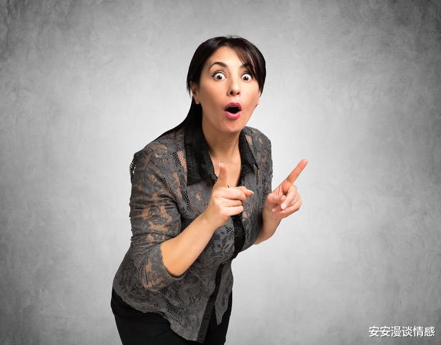 安安漫谈情感|女人在外面有人了,再怎么装,这几个小动作,让她露出马脚