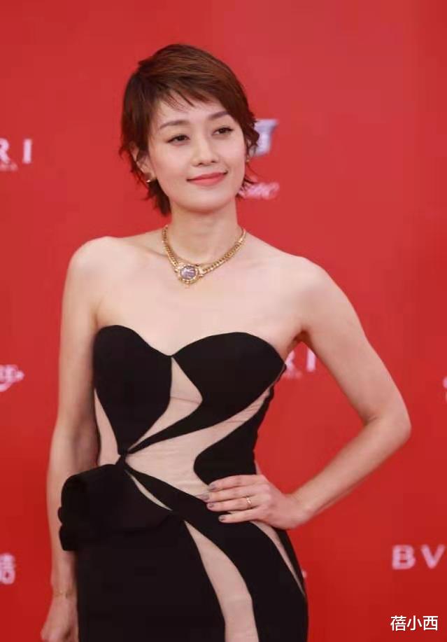 马伊琍|马伊琍这么穿好像换了副身材,抹胸连衣裙配短发,我给100个赞