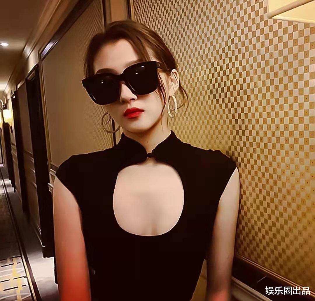 关晓彤|关晓彤在走廊上凹造型，穿圆领装秀饱满，网友：被熨斗熨过吧