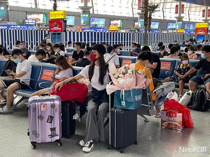 Nina昵娜|张静初久违走机场，穿衬衫直筒裤差点认不出，大热天戴帽为美真拼