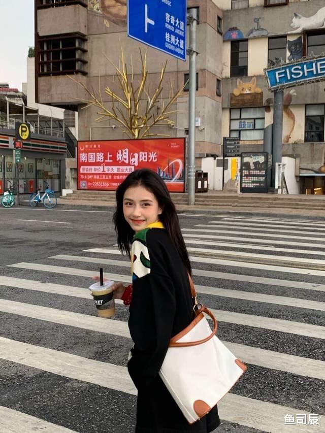鱼司辰 秋冬，想要穿得俏皮又可爱？一定不能错过这件卡通针织衫，超好看