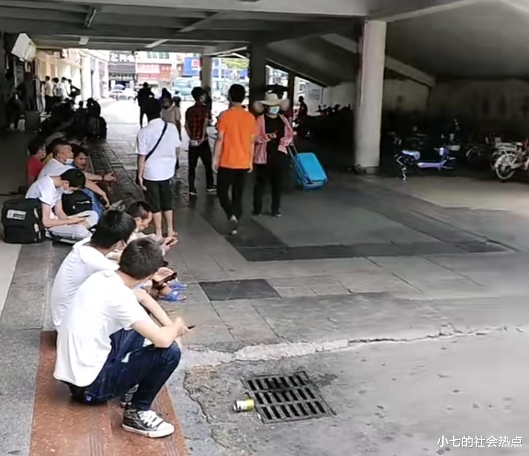 小七的社会热点 某工厂进入淡季，小时工一律放假，员工：以后再也不进这样的工厂