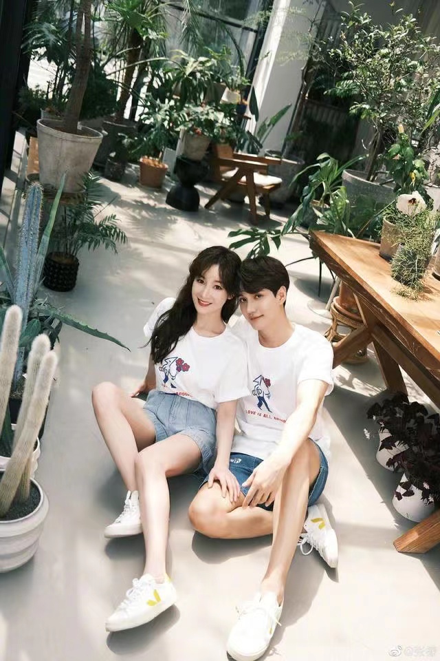 张檬|张檬贴心为男友庆生，夜空下甜蜜拥吻，网友: 实在太登对了