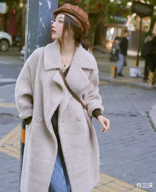 何三沫 冬天不要只会穿羽绒服，可以试试大衣搭配靴子，气场不输给超模