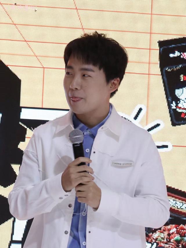 郭麒麟|德云社太子爷郭麒麟素颜坐高铁，憔悴浮肿状态差婉拒路人合影要求