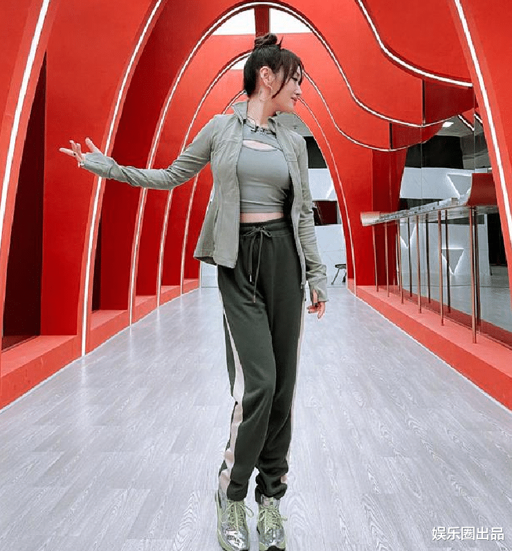 杨钰莹|杨钰莹尝试新造型，运动装穿出少女感，确定这是49岁的大妈