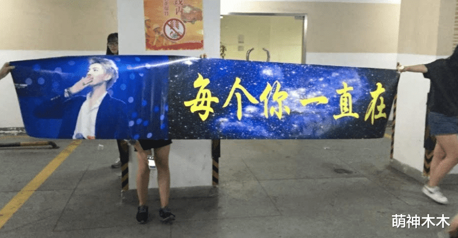 吴亦凡|吴亦凡风波后首度回应粉丝，听到我爱你点头微笑，离场不忘盯镜头