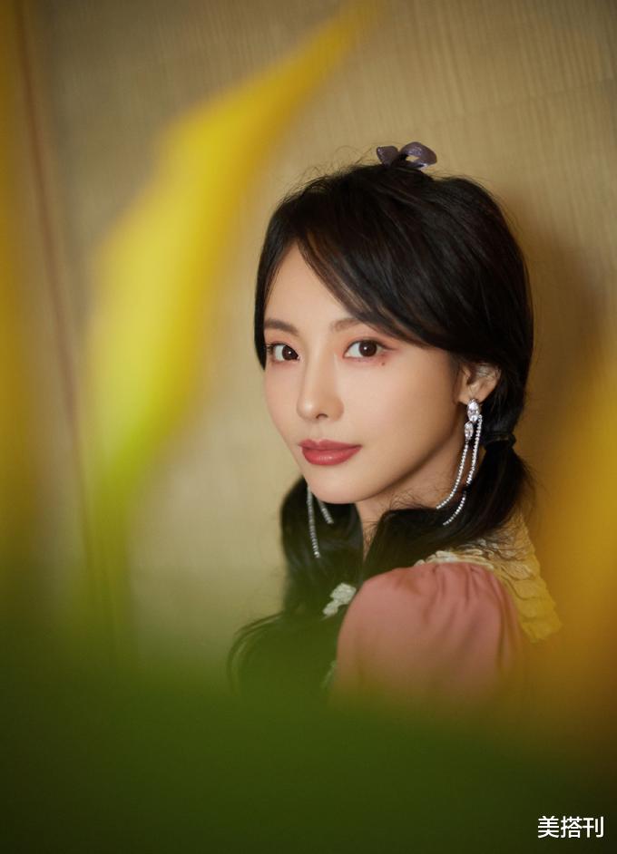 卷发|张嘉最新写真曝光,穿粉色裙配双马尾甜美俏皮,回到“紫菱”时期