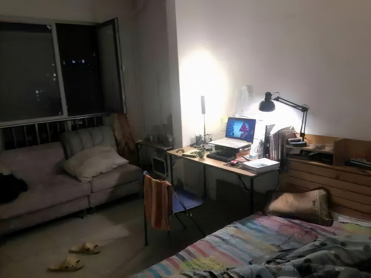 因生活所迫没钱装修,该男子入住毛坯房5年,同事被“惊艳”到了