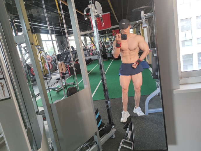 健身圈一哥|胸肌练到拉丝，麒麟臂壮到爆青筋，这样的贴身健身私教棒棒哒！