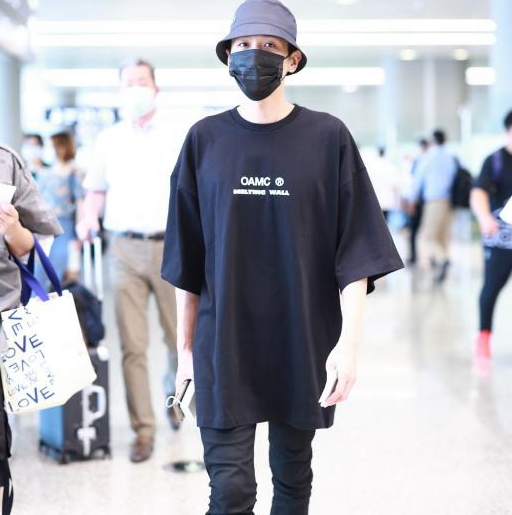 张若昀|张若昀新戏杀青照曝光,为角色瘦成了另一个人,大家能认出来吗?