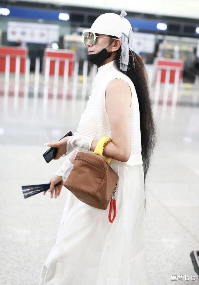 里尚七七|杨丽萍久违走机场，穿白裙手持折扇好仙气，脸部多肉身材却纤瘦