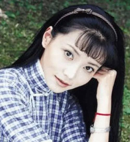 李沁|14年前，李钰患病离世，穿漂亮婚服安葬，汪雨帮她尽孝还扫墓10年