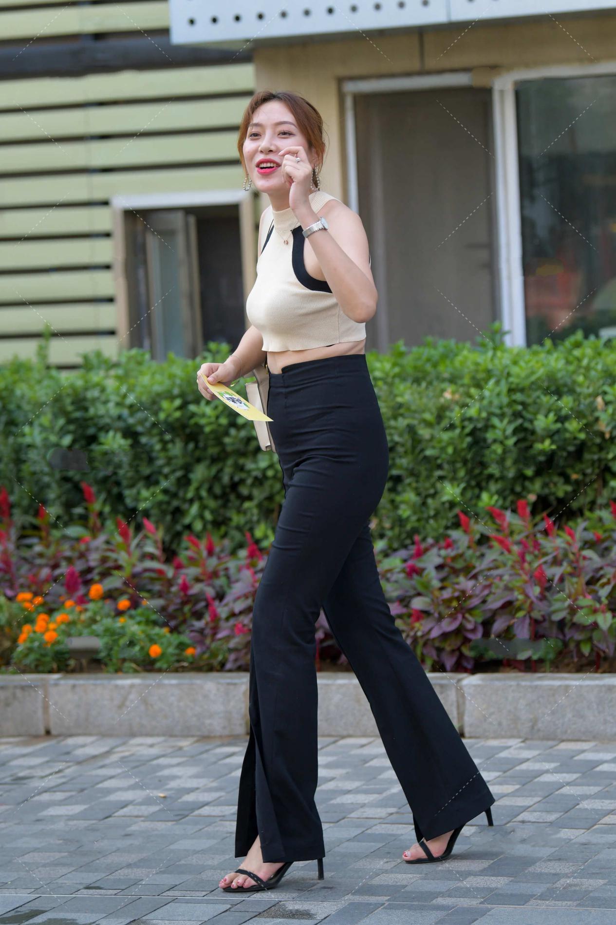 裤子|卡其色的小上衣配了一条黑色裤子,简约时尚大方,精致女人出街