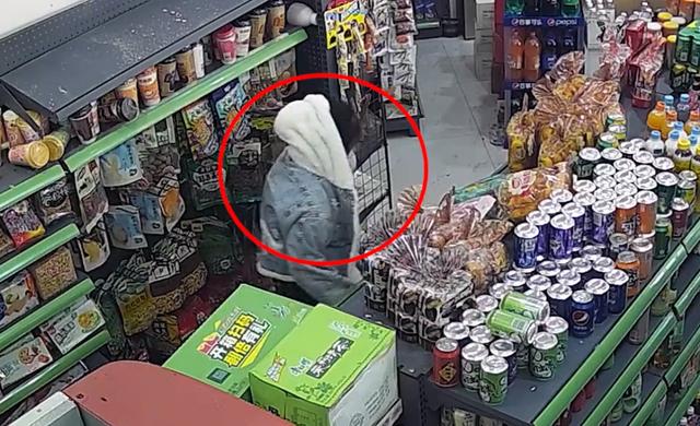 吓懵了！天花板上突然掉下一个女孩