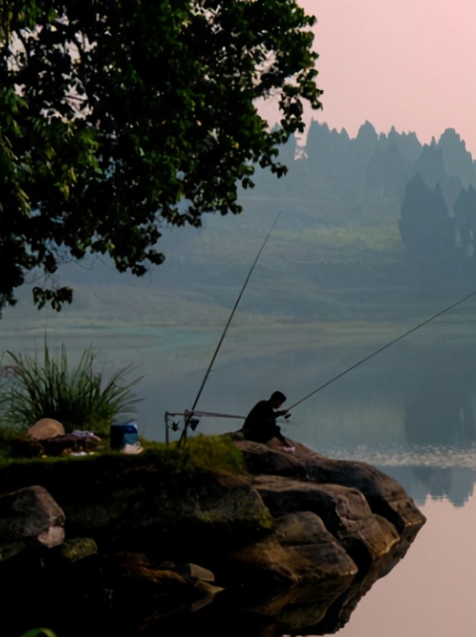 |夏季雨天钓鱼的钓法绝招，一般钓鱼人学不来——盛世三渔