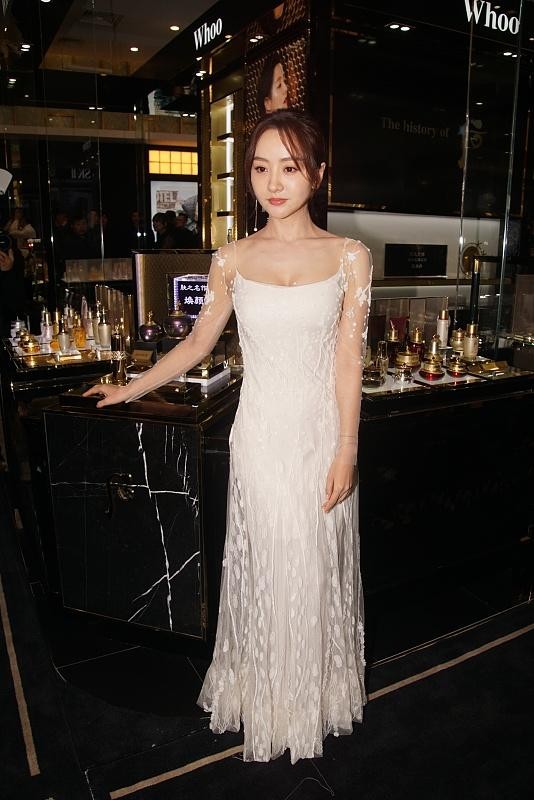 女人味|看了生图才知道杨蓉有多美，一袭白裙尽显好身材，太有女人味