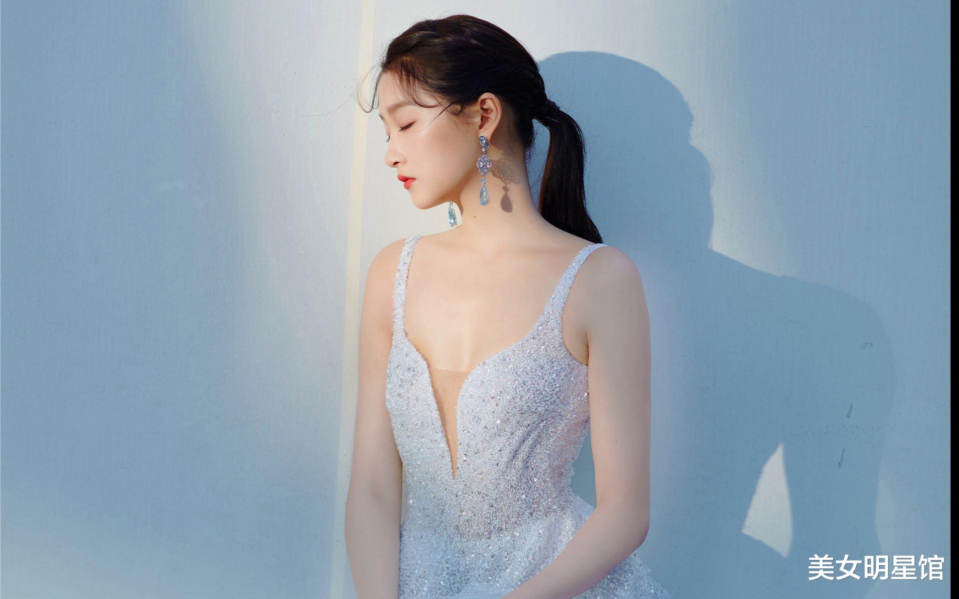 关晓彤|24岁关晓彤，清纯靓丽身材有料，女神越来越有成熟味道了