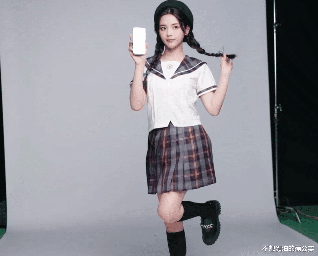 贝克汉姆|杨超越梳麻花辫拍广告，看到“学生装”造型，终于理解粉丝的审美