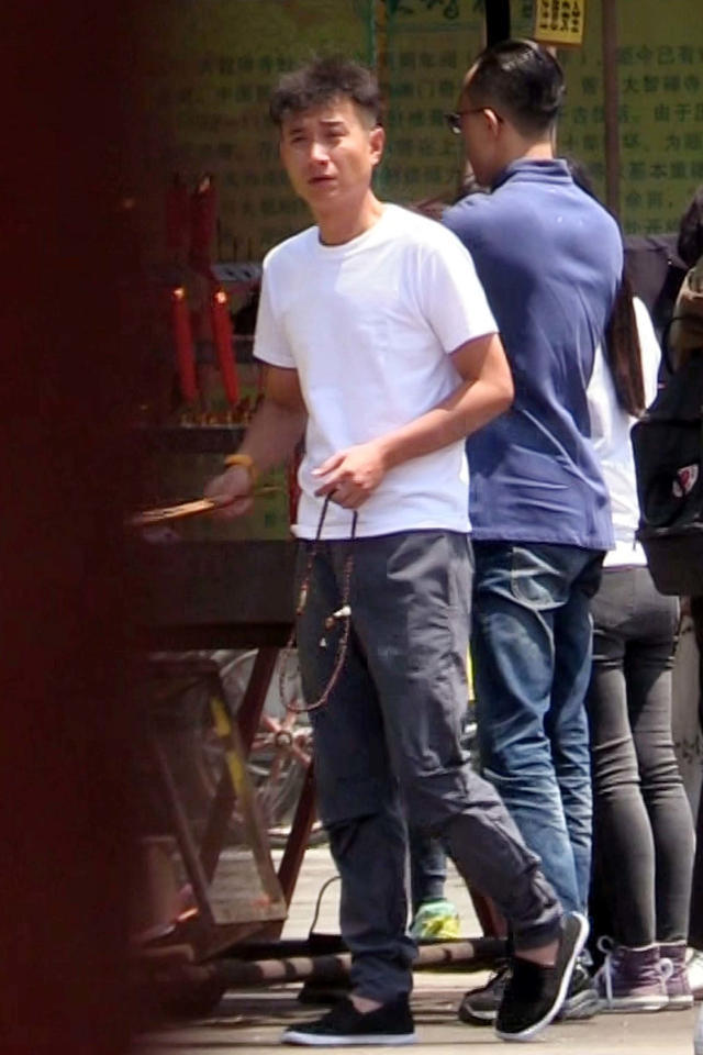 |文章游佛寺被偶遇，用死亡眼神怒瞪偷拍镜头，网友曝他拜佛时哭了