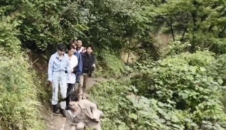 撒贝宁|撒贝宁：缺乏绅士度，同俩六旬女星爬山关键危险时刻只顾游玩拍照