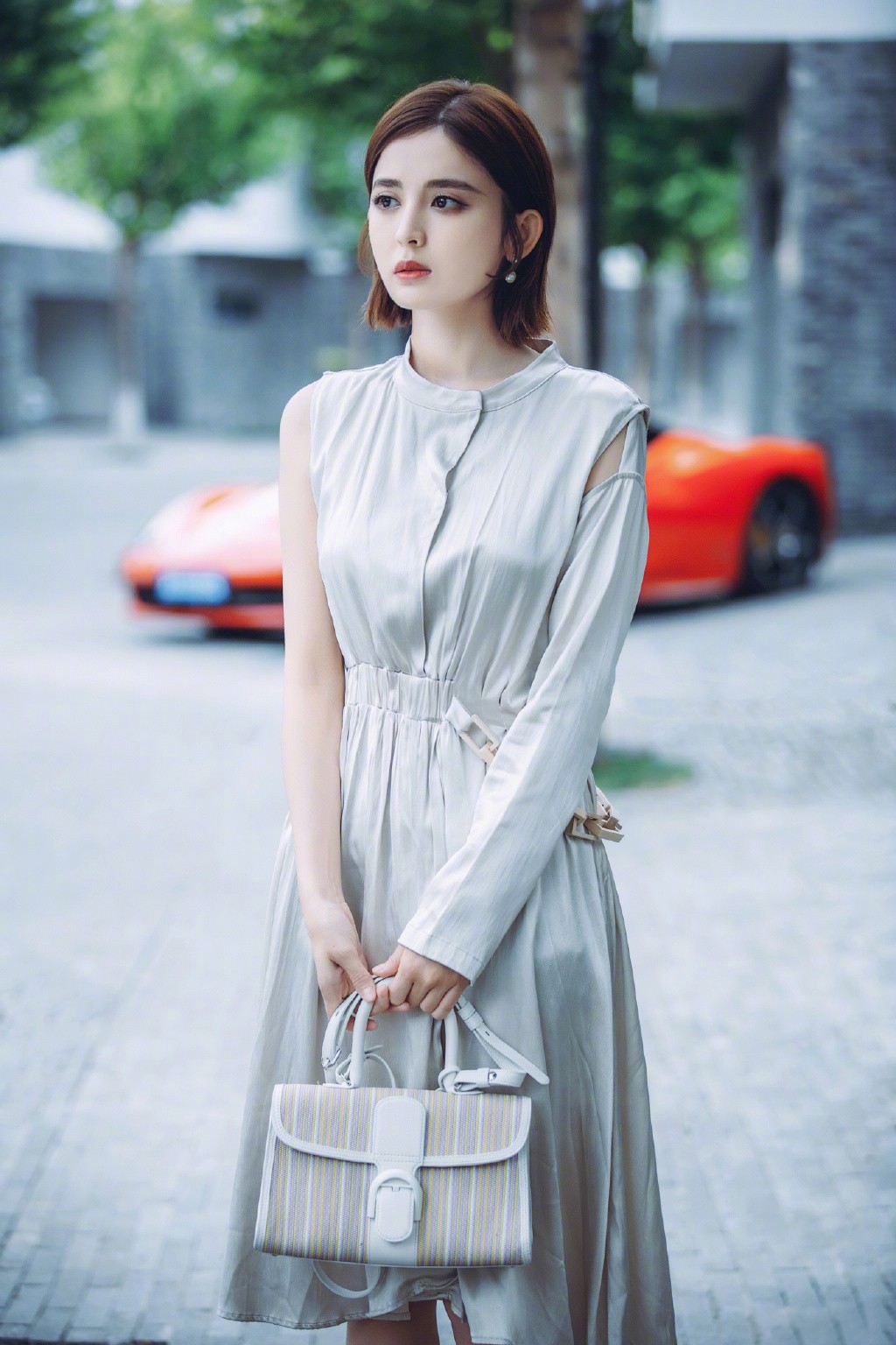 高晓松|王丽坤真会穿，穿白色连衣裙优雅大方，“波波头”发型减龄显脸小