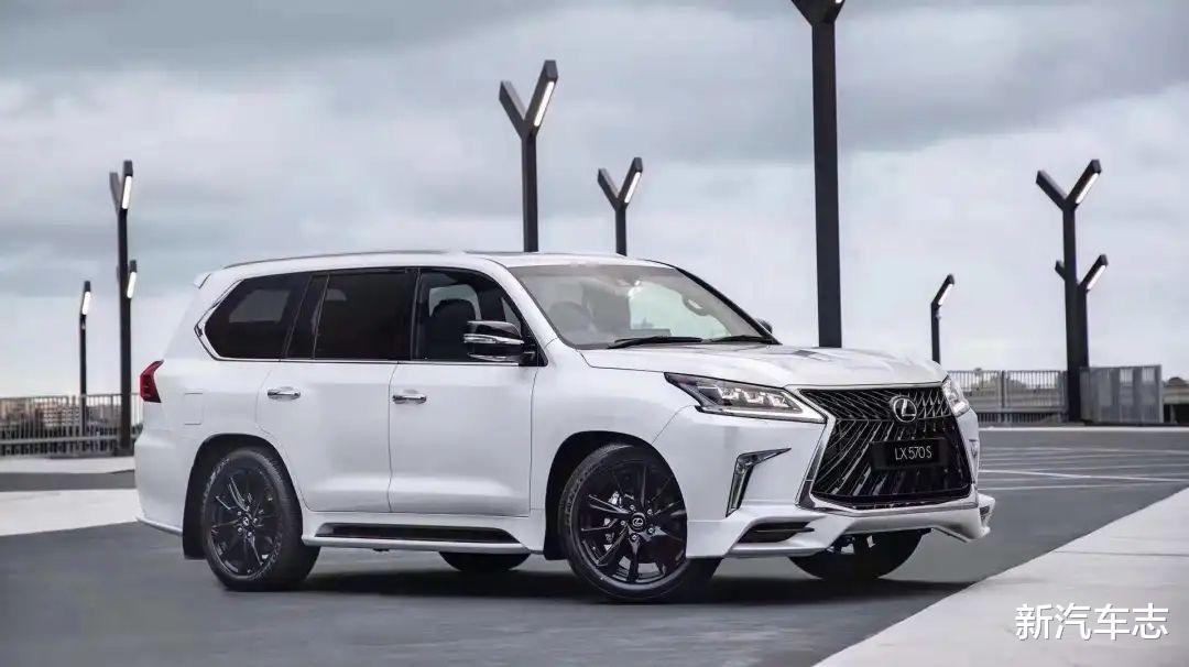 SUV 又是撞骆驼，百万日系SUV车头全毁，挡风玻璃完全撞飞