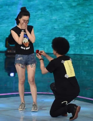 许佳琪|赵英俊去世！曾和袁姗姗逛街戴情侣帽，求婚女演员成功后反悔