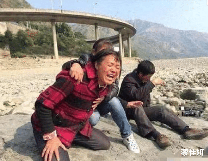 长江天价捞尸人:要价3.6万,一天曾救13人,尸臭花几天才能洗掉