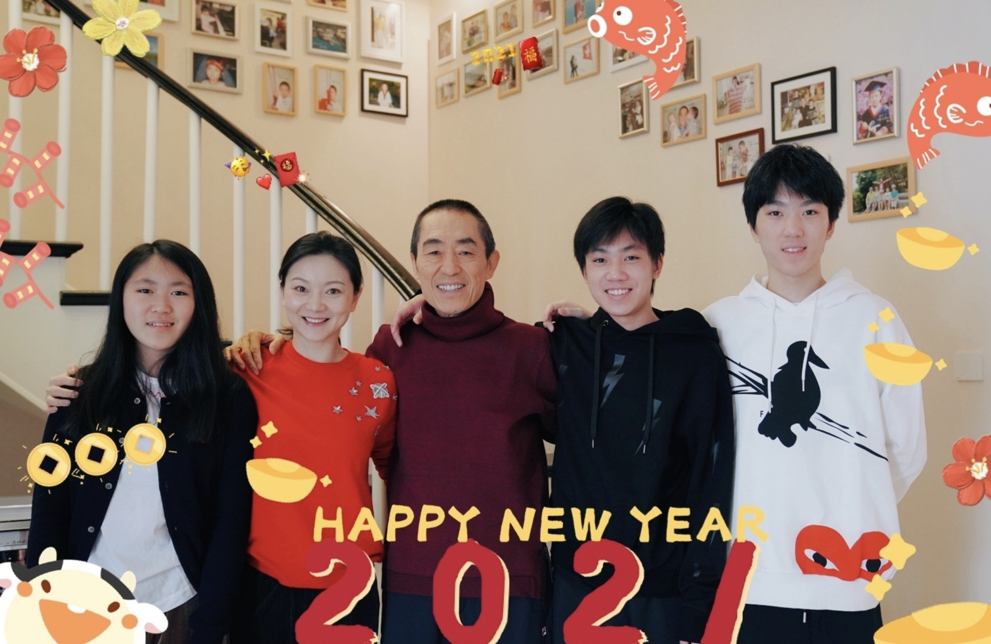 陈婷|张艺谋一家罕见同框,陈婷穿小白裙好显嫩,儿子和爸爸共用一张脸