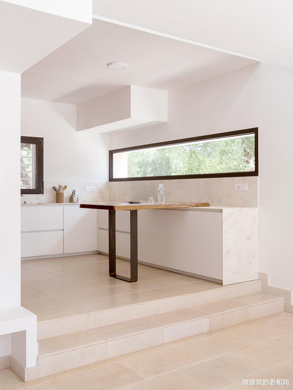 做建筑的老和尚 以百年橄榄树为中心的住宅：建筑体块为其旋转，室内外界限被模糊