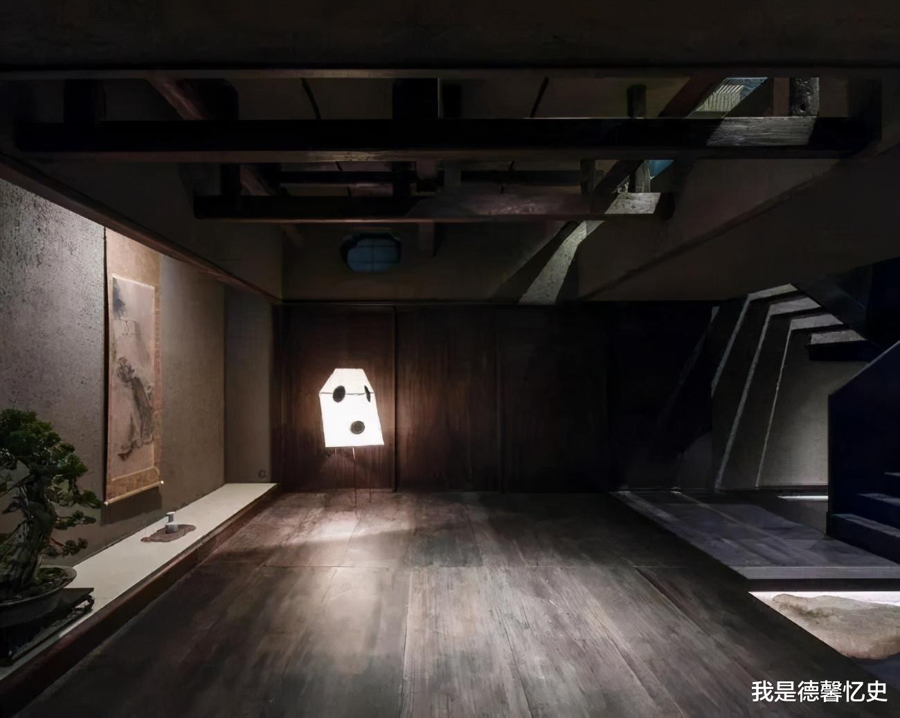 我是德馨忆史 温州男教师为避世,花百万将家涂成全黑,9成时间在家“修仙”