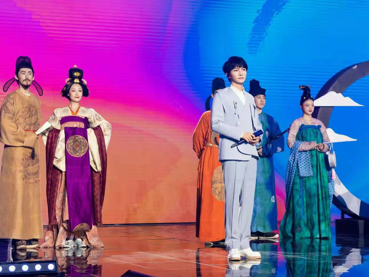 周深|国潮正当时，周深萧敬腾杨洋陈都灵亮相《潮起中国非遗焕新夜》