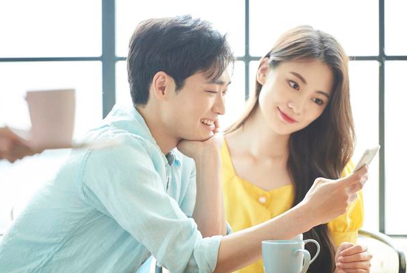 我是猴三|小叔子每次回家,都会悄悄给嫂子塞钱,只为报答她的养育之恩