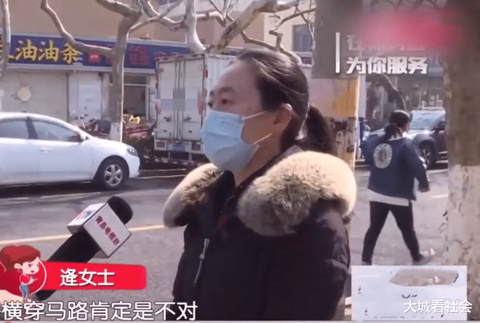 大城看社会 孩子横穿马路被撞，司机询问伤势后离开，妈妈气愤：要道歉