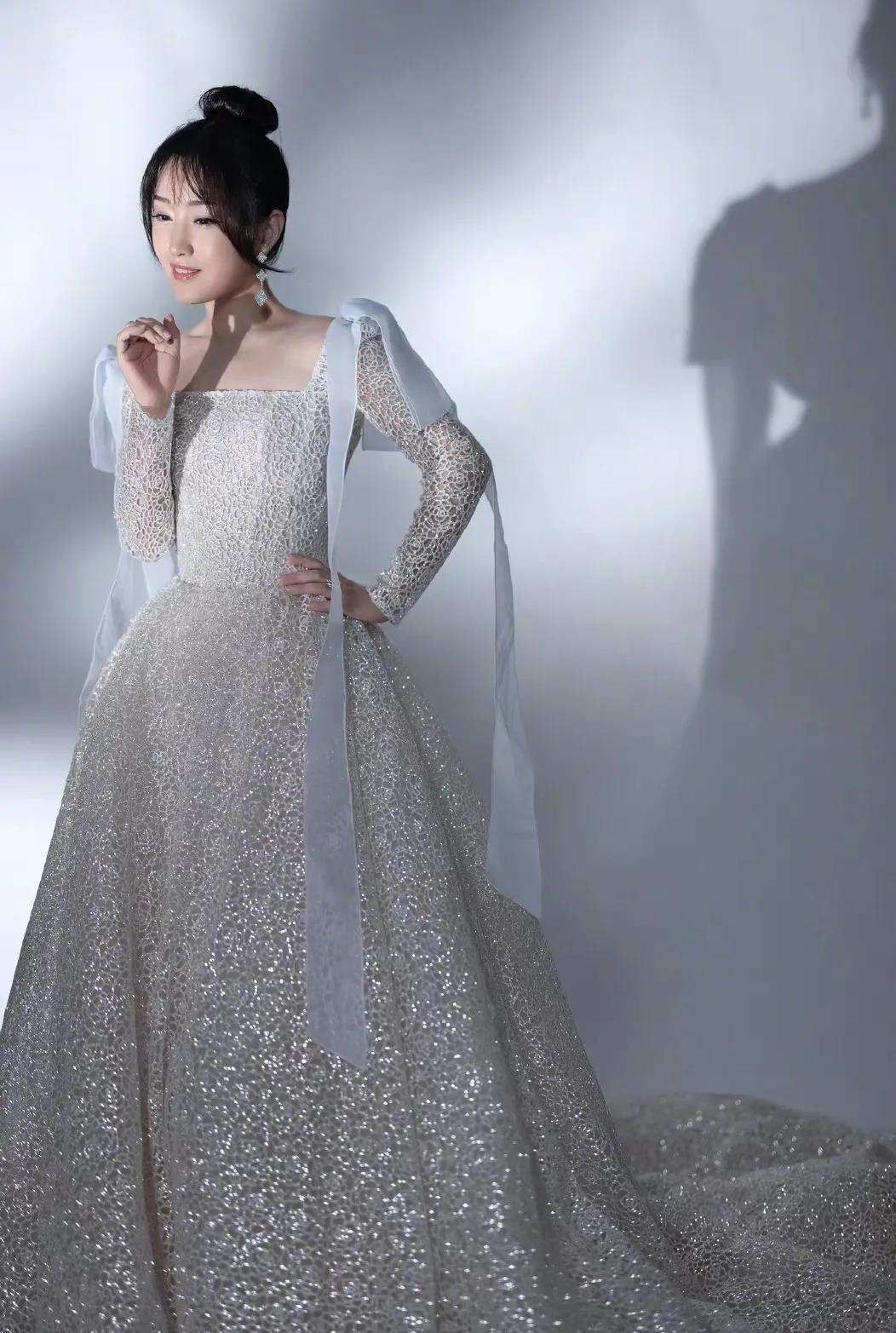 闲鱼有话说 50岁杨钰莹有扮嫩本钱,穿镂空长裙配丸子头,分明是25岁少女模样