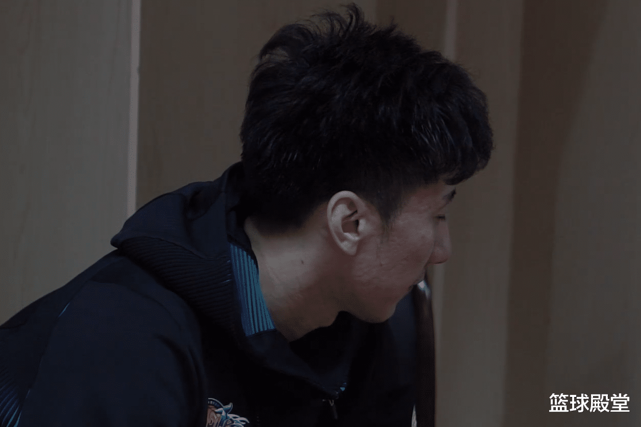 四川男篮|四川更衣室太心酸！韩硕哭了，朱松玮亨特木讷，哈达迪靠墙沉思