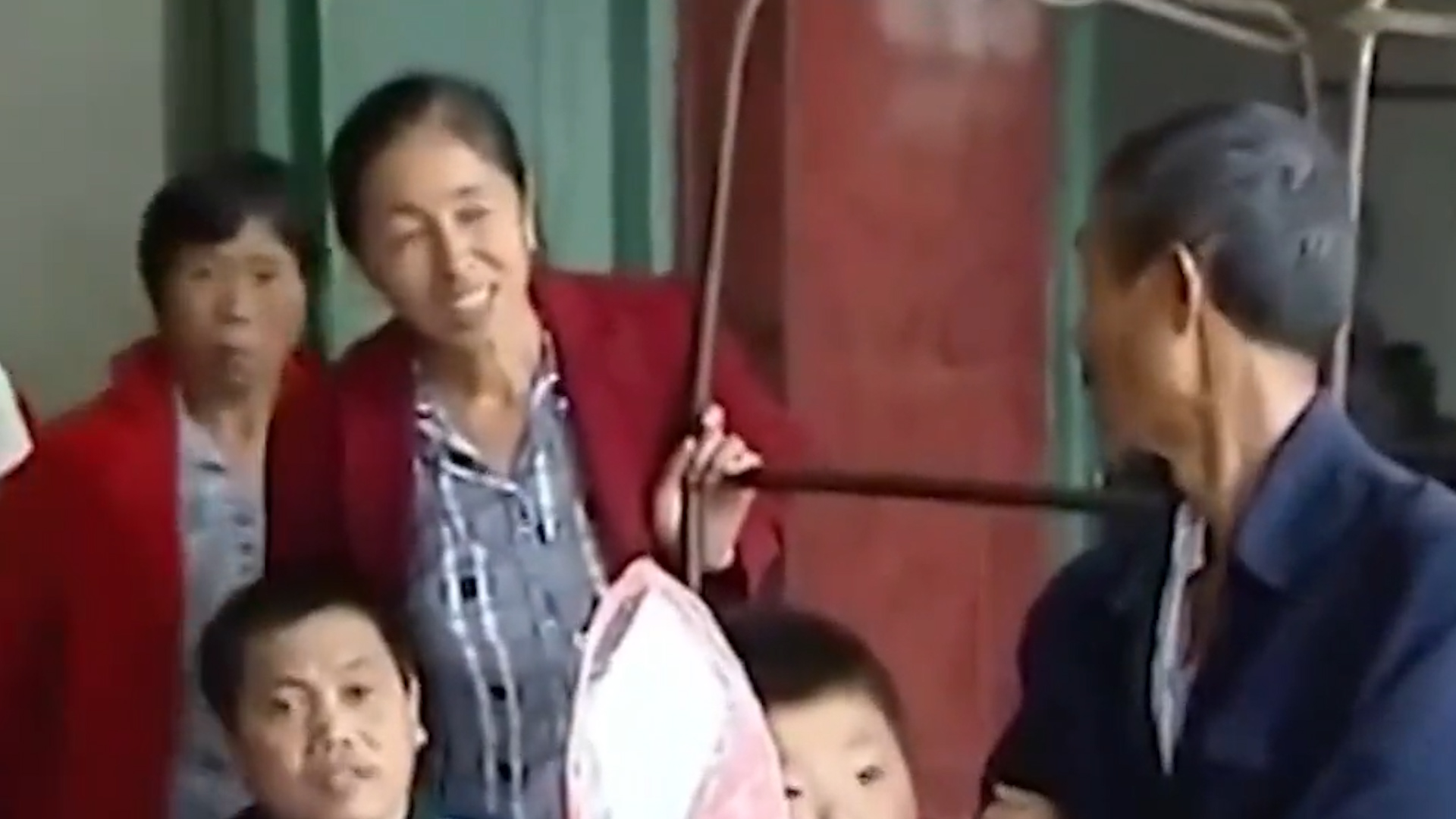 歪骆驼|16岁女孩为夺家产，逼得奶奶下跪，叔叔含泪说出身世