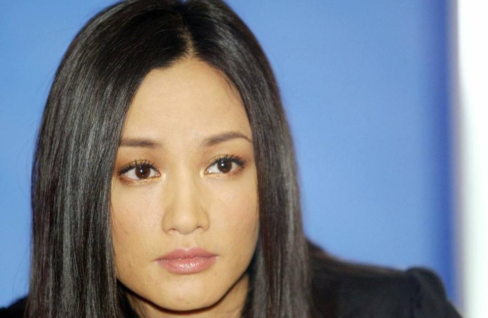 王祖贤|王祖贤30年前在故宫拍照，没想到后面的群演，竟是我们熟悉的她