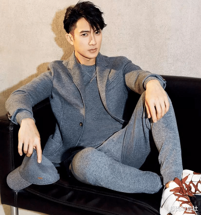 吴尊|吴尊10岁女儿为文莱国王表演，穿白衣气质文静，大长腿引人注目