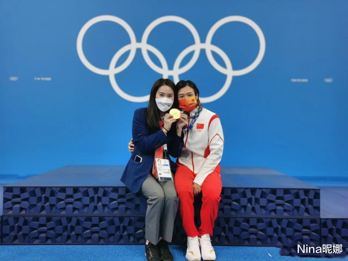 郭晶晶|郭晶晶奥运追星成功！穿评委西装工作服忙合影，奥运最有牌面迷妹